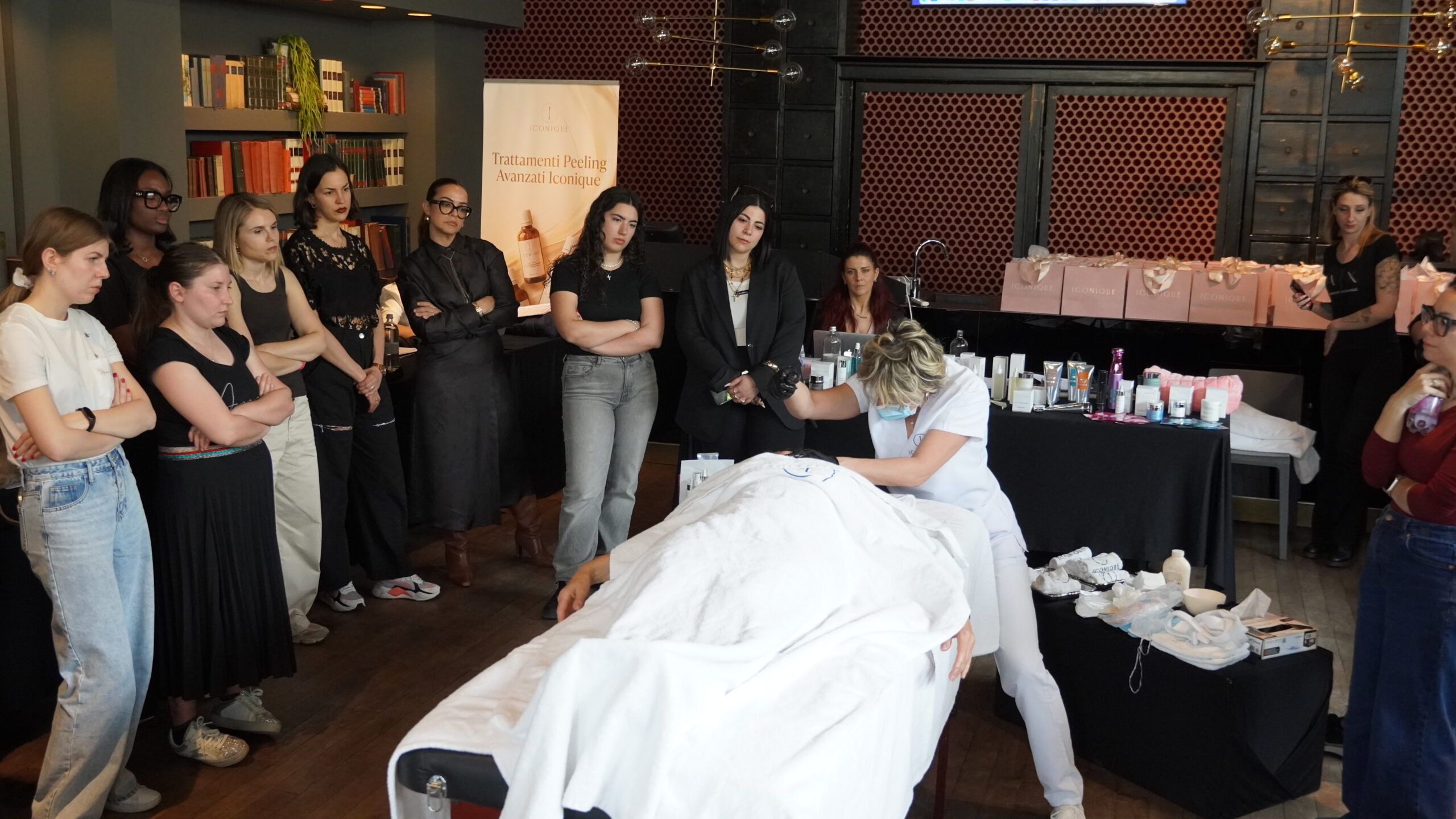 Corso Power Peeling In Tour Iconique – estetiste in aula su peeling chimici professionali