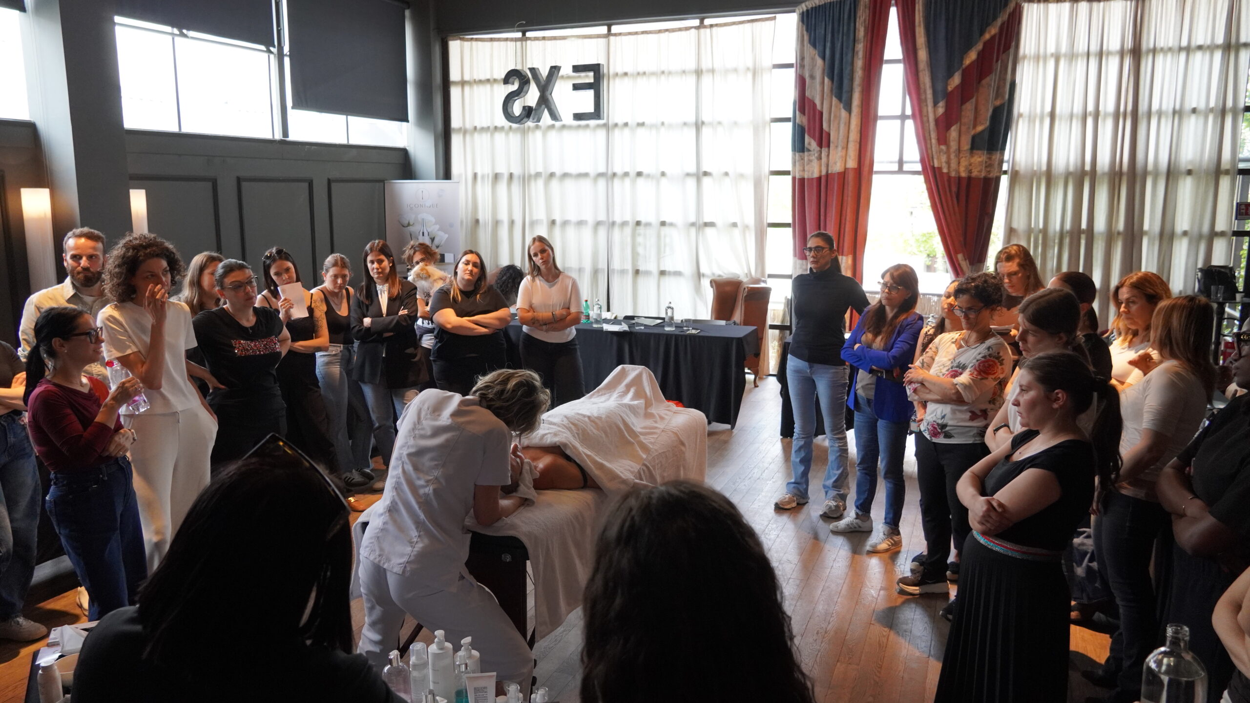 Corso Power Peeling In Tour Iconique – estetiste in aula su peeling chimici professionali