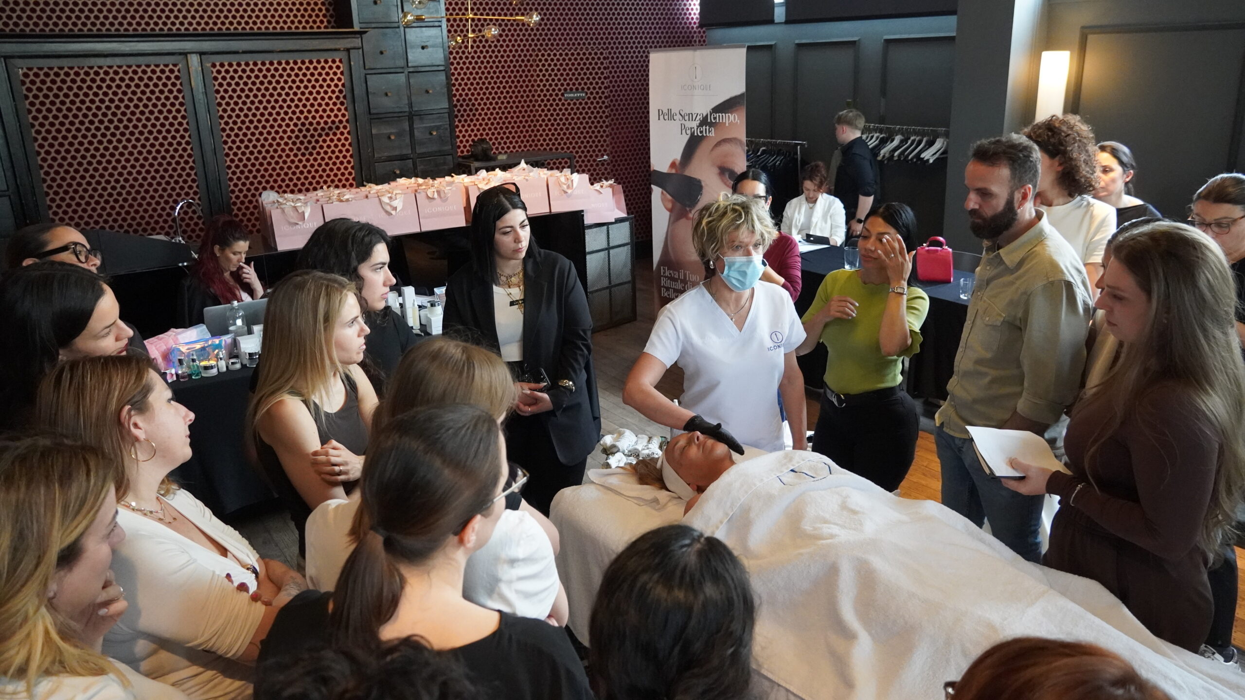 Corso Power Peeling In Tour Iconique – estetiste in aula su peeling chimici professionali