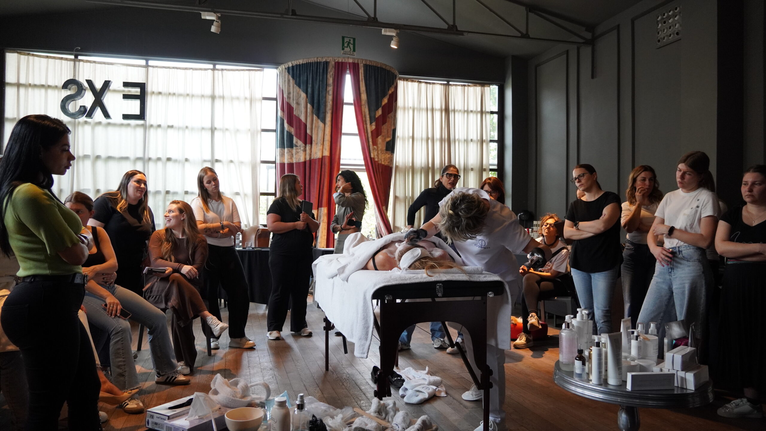 Corso Power Peeling In Tour Iconique – estetiste in aula su peeling chimici professionali