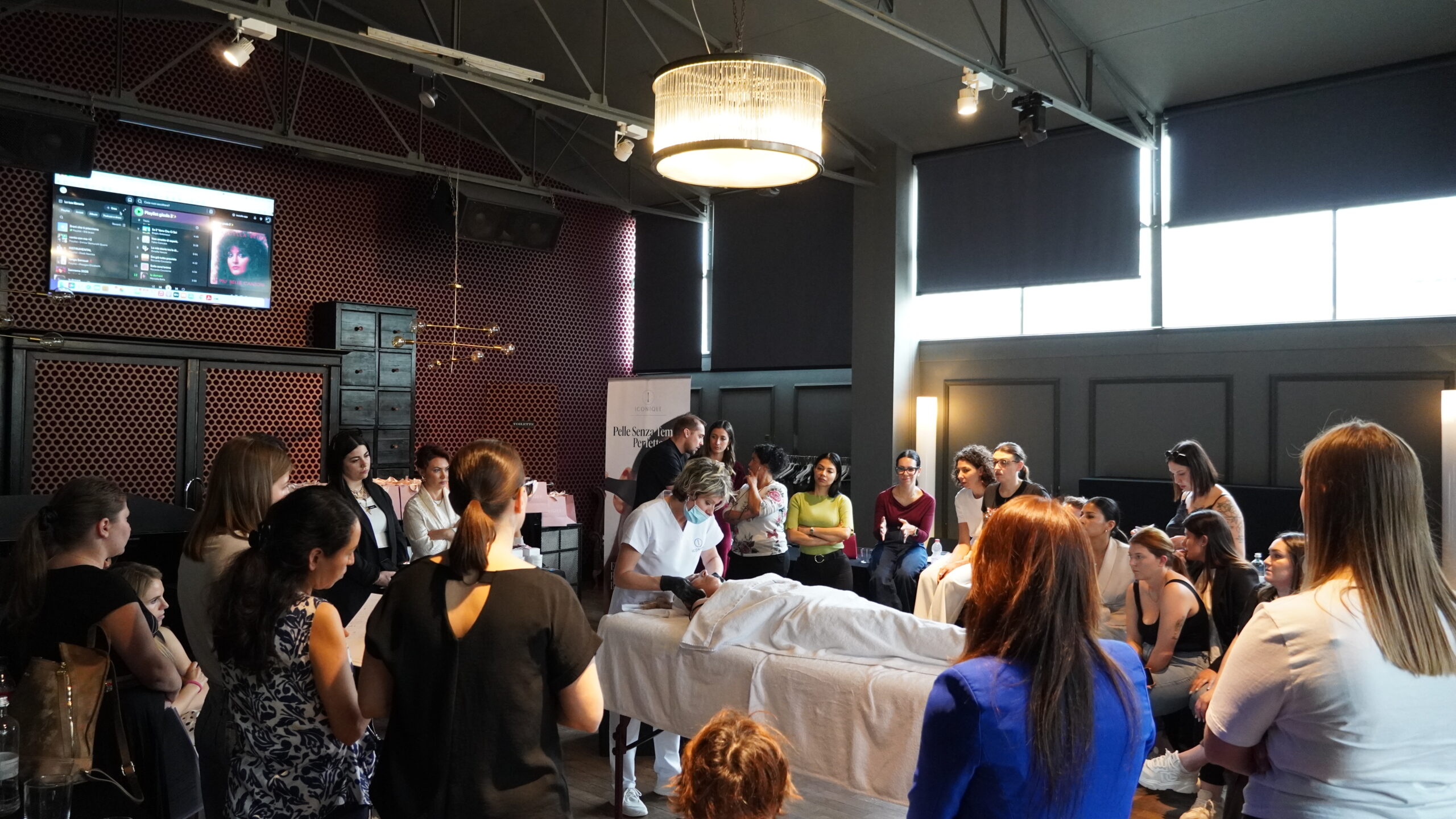 Corso Power Peeling In Tour Iconique – estetiste in aula su peeling chimici professionali