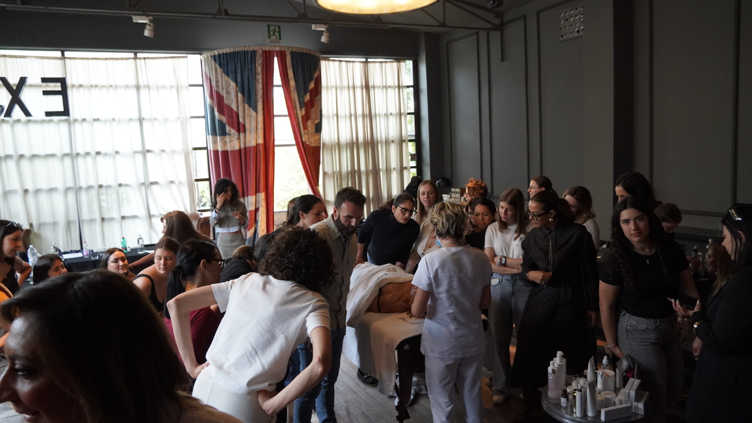 Corso Power Peeling In Tour Iconique – estetiste in aula su peeling chimici professionali