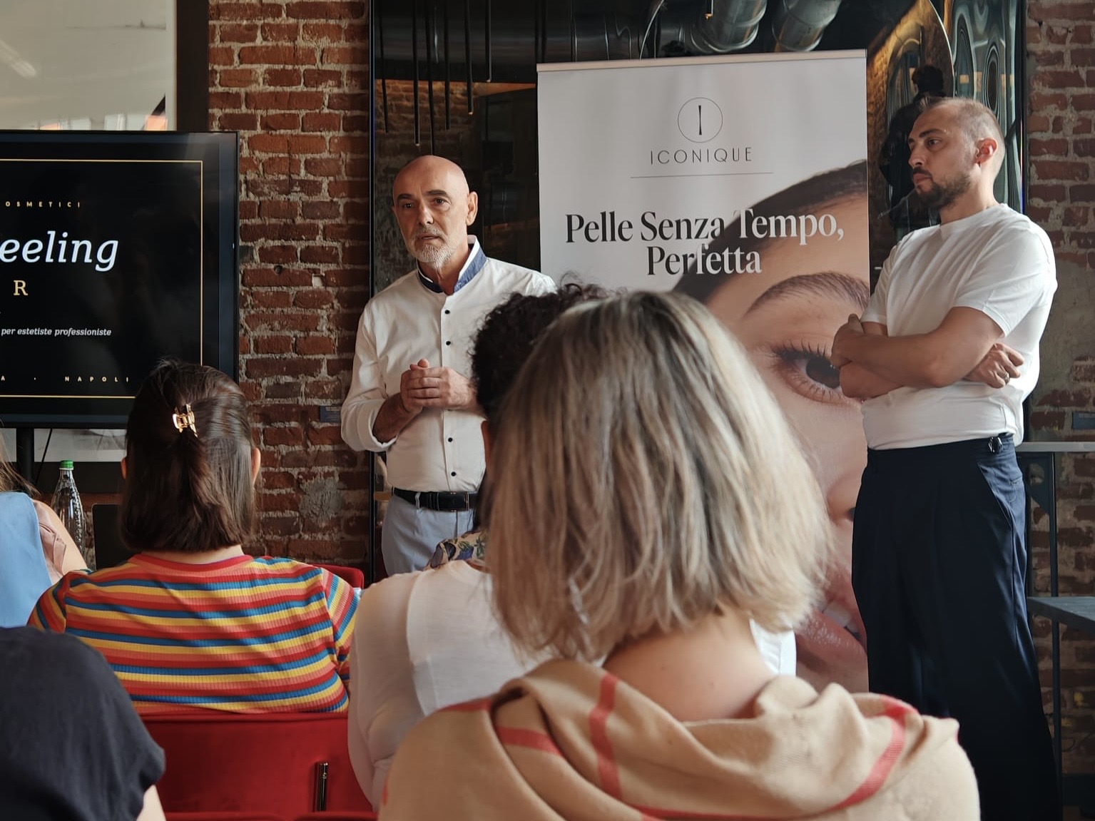 persone in aula per la giornata di formazione su peeling chimici Iconique