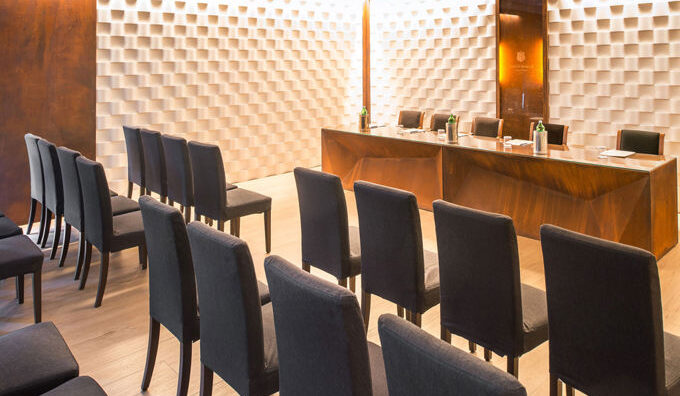 Sala meeting allestita per eventi o riunioni aziendali.