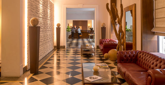 atrio di un hotel con divani, luci, reception
