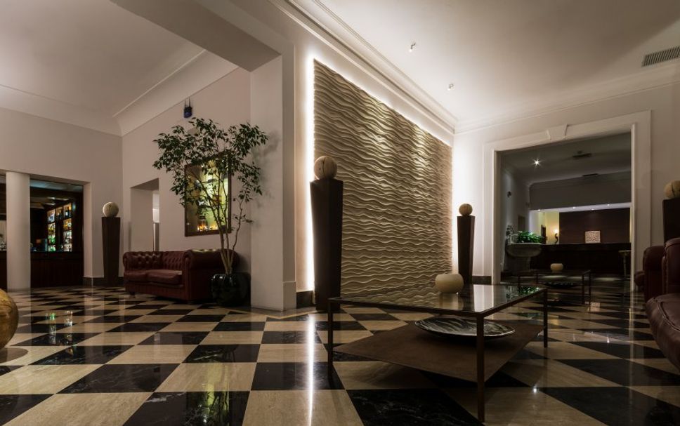 Hall dell'hotel con divani e poltrone in un ambiente accogliente.