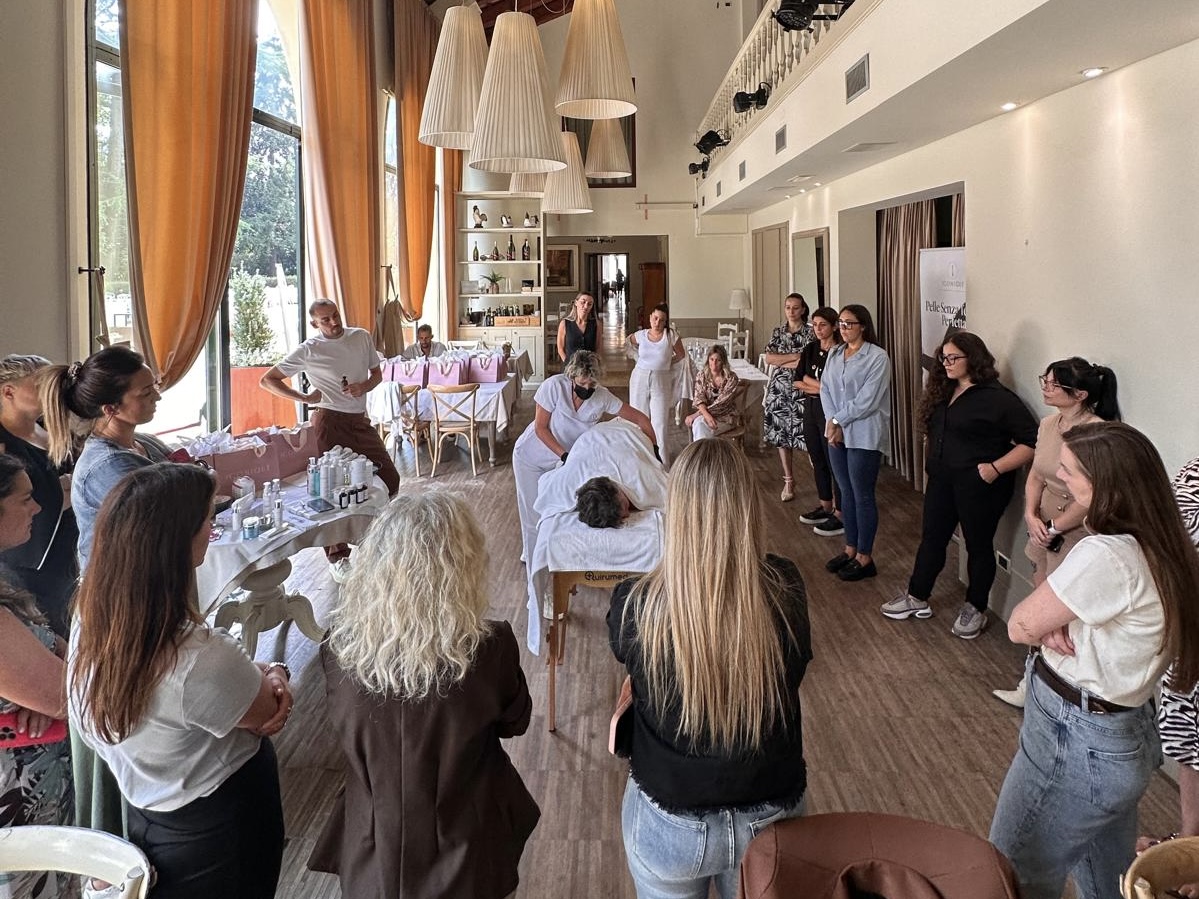 persone in aula per la giornata di formazione su peeling chimici Iconique