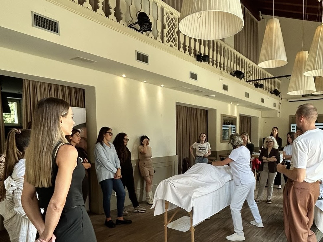 persone in aula per la giornata di formazione su peeling chimici Iconique