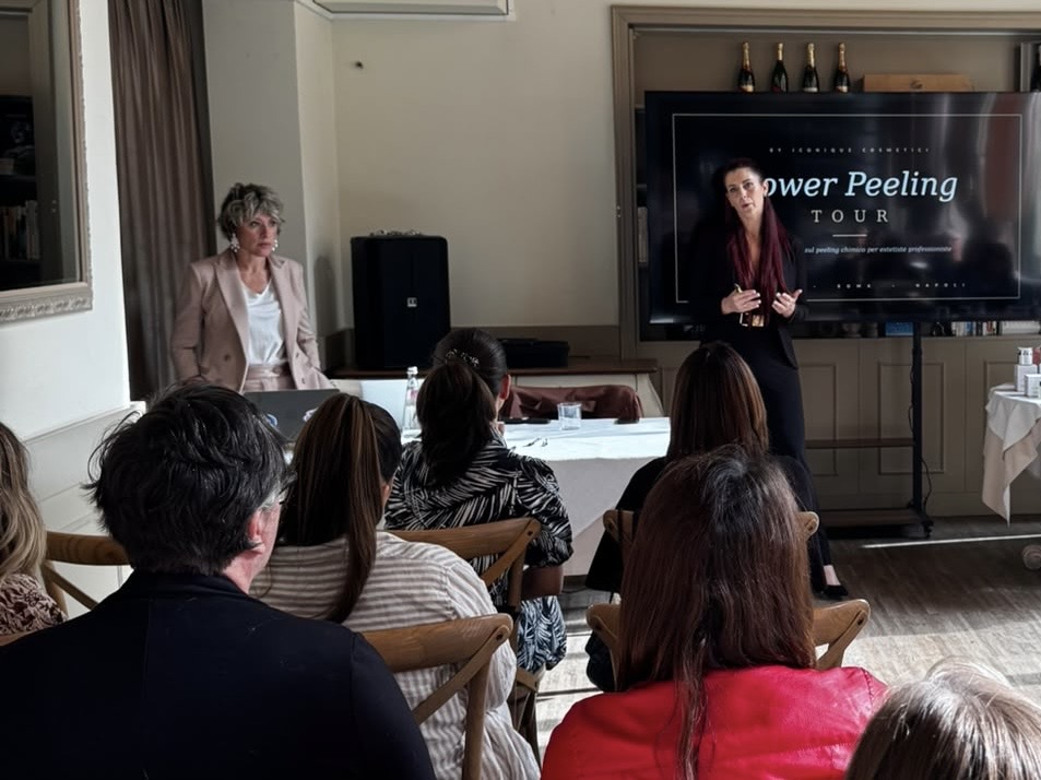persone in aula per la giornata di formazione su peeling chimici Iconique